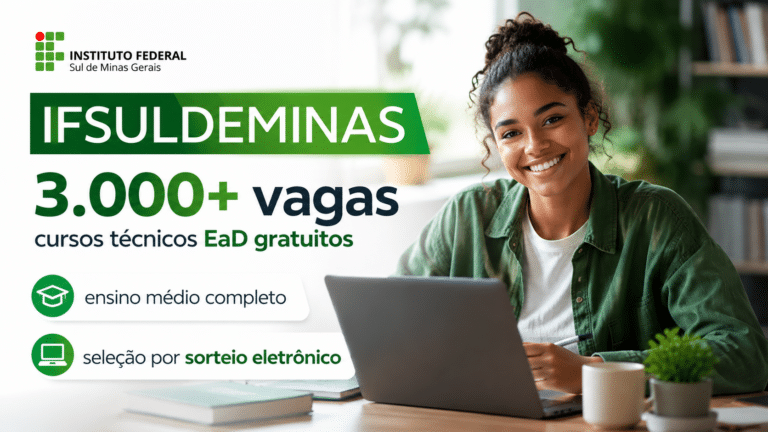 Estudante sorrindo em frente ao notebook, em imagem sobre o processo seletivo do IFSULDEMINAS para cursos técnicos EaD gratuitos com mais de 3.000 vagas.