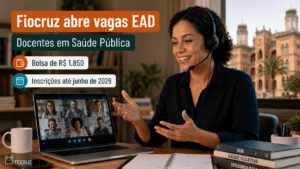 Docente participa de aula online em saúde pública com notebook, materiais de estudo e referência visual à Fiocruz.