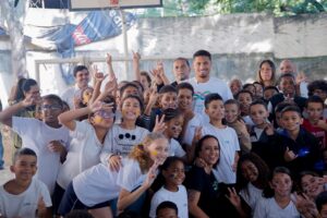 Craque do Flamengo inspira jovens em escolas públicas do Rio e promove oportunidades de transformação social através do esporte