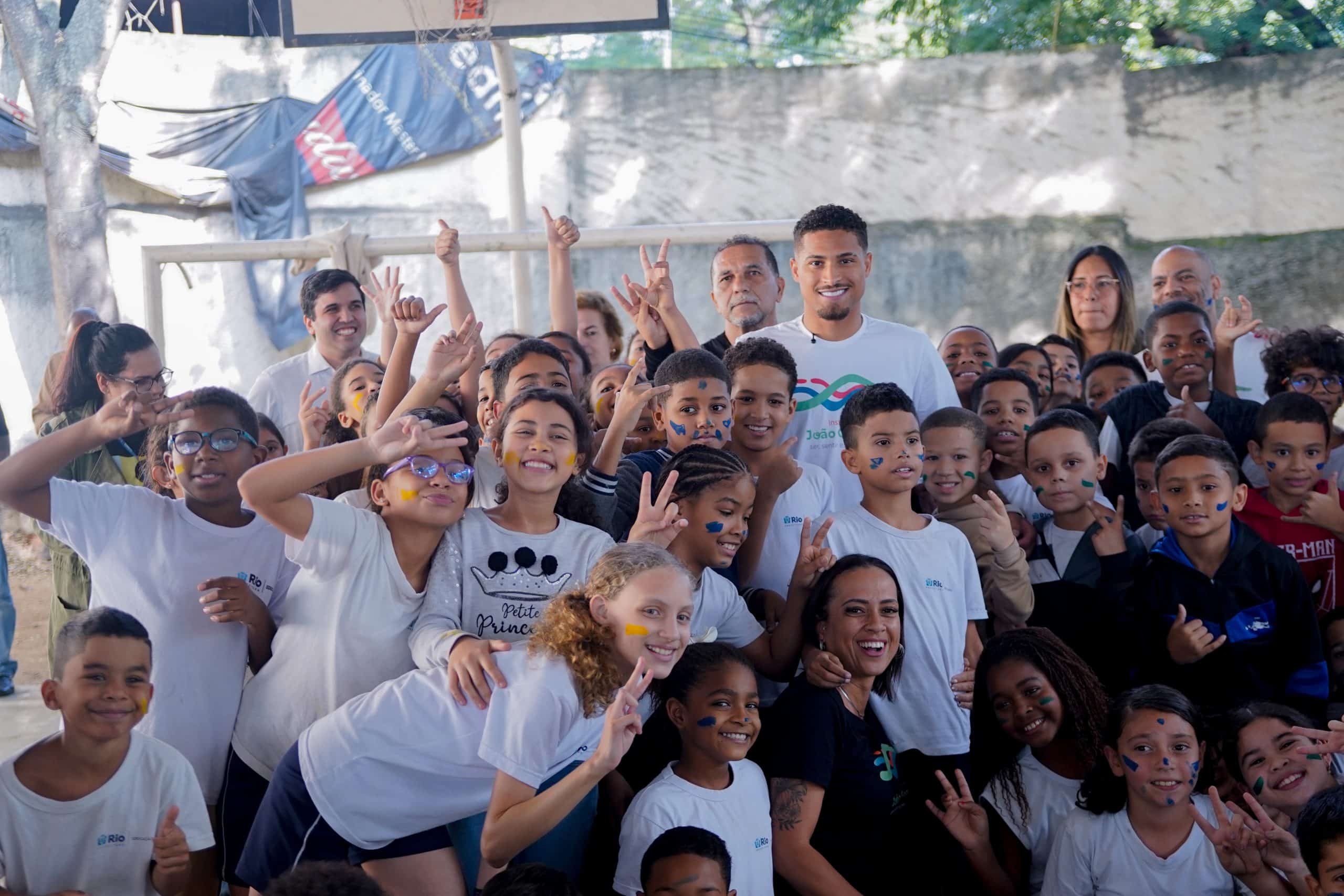 Craque do Flamengo inspira jovens em escolas públicas do Rio e promove oportunidades de transformação social através do esporte