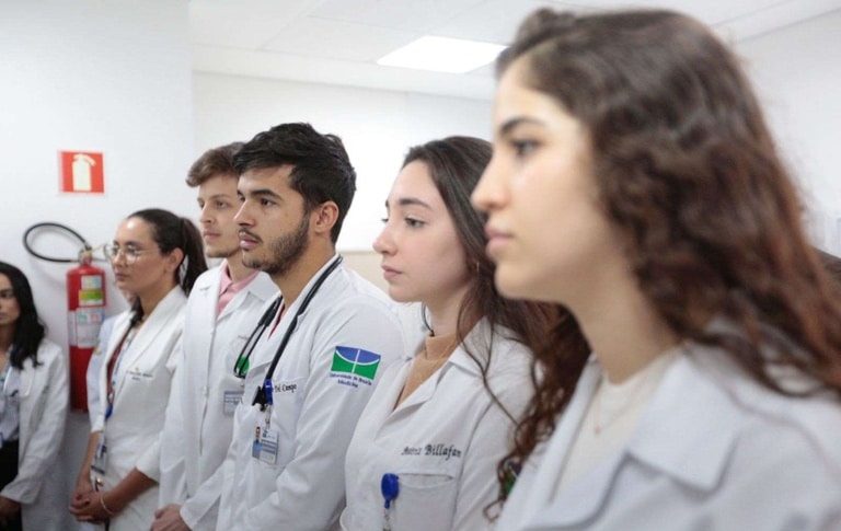 Governo anuncia nova política de formação médica com exame obrigatório e abre oportunidades para futuros médicos se destacarem no mercado de trabalho