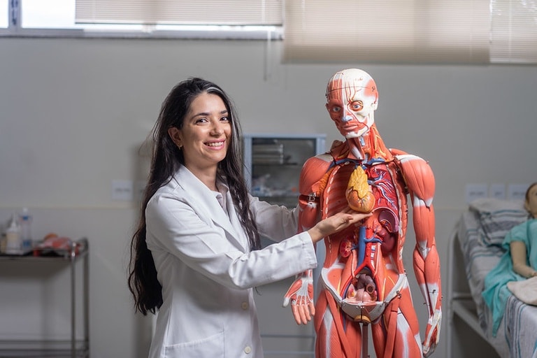 HU Brasil anuncia editais do Enare 2026/2027 com novas regras e abre inscrições para residência médica e em saúde, garantindo acesso a vagas em todo o país
