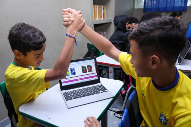 Índice de leitura na rede estadual de São Paulo cresce em 43,03% com a implementação de álbuns digitais de figurinhas de futebol em plataformas de educação desde maio de 2026