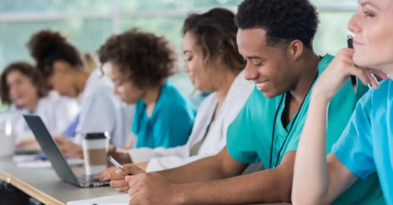 Inscrições para o Enamed 2026 são abertas e garantem chance de avaliação para futuros médicos com possibilidade de residência e certificação profissional