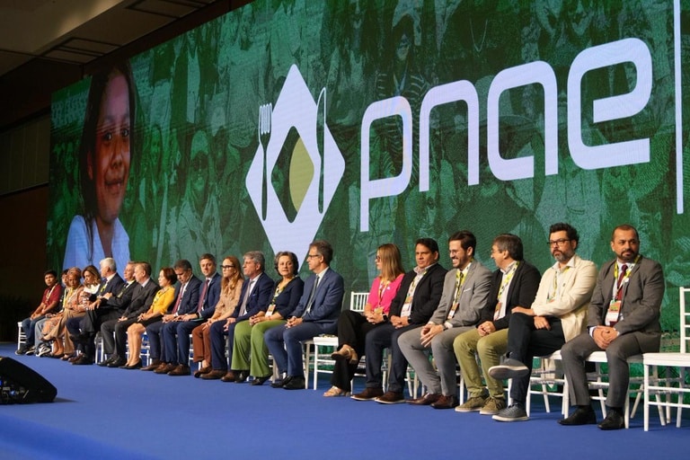 MEC lança Prêmio PNAE 2026 e premia iniciativas que melhoram a alimentação escolar, oferecendo R$ 5 mil a merendeiras e R$ 8 mil para escolas em investimentos