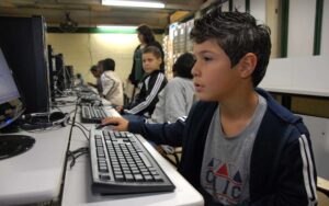 MEC oferece curso gratuito de inteligência artificial para professores do ensino fundamental e transforma a formação docente no Brasil