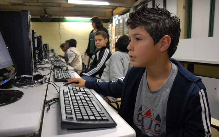 MEC oferece curso gratuito de inteligência artificial para professores do ensino fundamental e transforma a formação docente no Brasil
