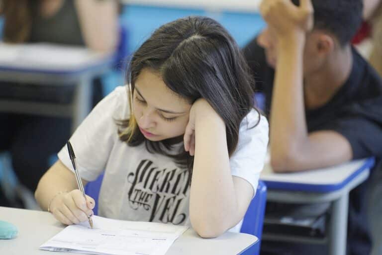Mais de 339 mil alunos da 3ª série do Ensino Médio realizam nesta terça-feira (23) as provas do Saresp para monitoramento da aprendizagem em São Paulo