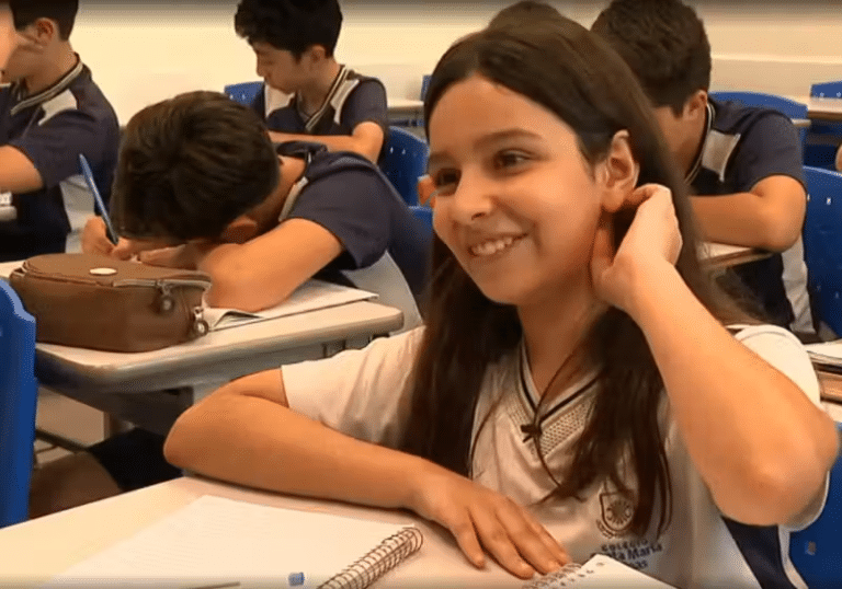 Menina de 11 anos cria fórmula inovadora para calcular raiz quadrada e conquista reconhecimento em revista científica