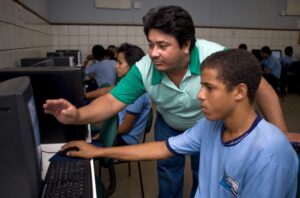 Ministério da Educação realiza webinário gratuito sobre educação digital e midiática e oferece orientações valiosas para atualização curricular nas escolas municipais