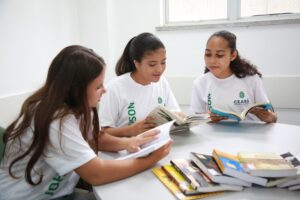 Ministério da Educação revela queda histórica na reprovação do ensino médio público e garante mais oportunidades para estudantes com programas de apoio e incentivo financeiro