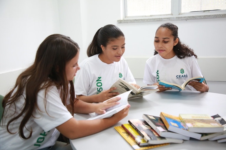 Ministério da Educação revela queda histórica na reprovação do ensino médio público e garante mais oportunidades para estudantes com programas de apoio e incentivo financeiro