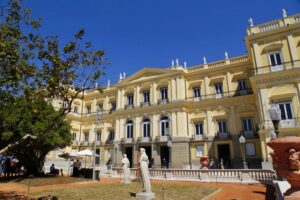 Museu Nacional da UFRJ oferece exposições gratuitas e promove reencontro com a sociedade em meio à reconstrução do espaço histórico