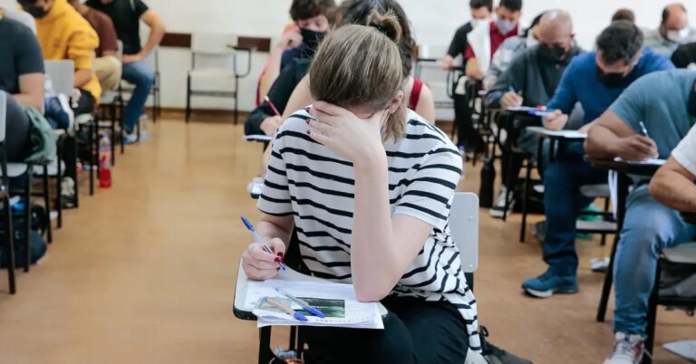 Profissões com exigências adicionais: descubra como provas e concursos podem transformar sua carreira e garantir registro profissional necessário