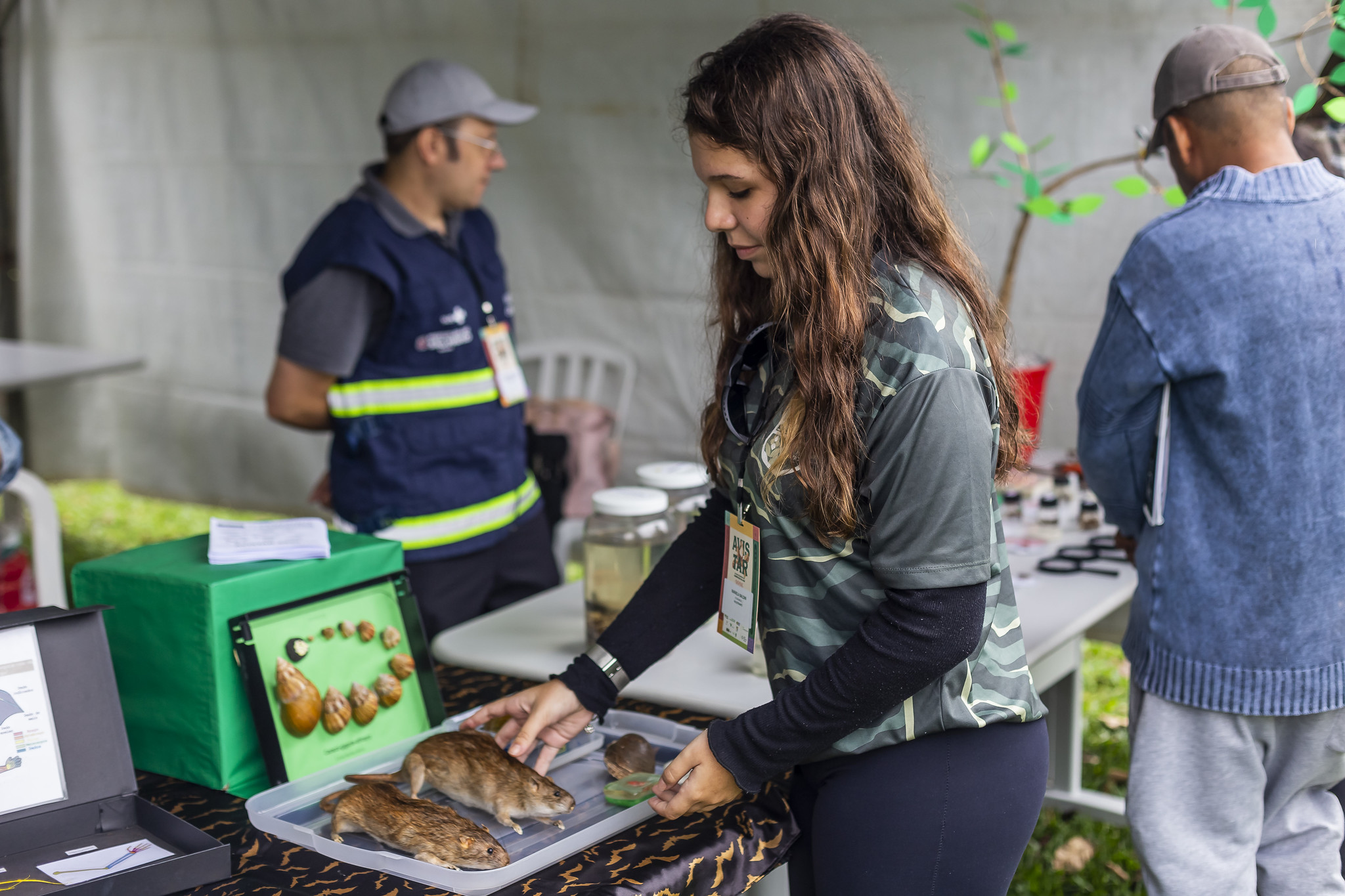 A aluna Rafaela Baldin em um dos estandes do Avistar Brasil. Foto: Paulo Savala/EducaçãoSP