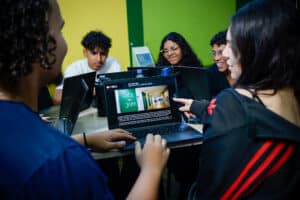 Provão Paulista reduz barreiras ao ensino superior com mais de 200 mil estudantes participando e maior presença que no Enem, aponta pesquisa de Gabriel Koraicho de Stanford