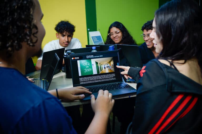 Provão Paulista reduz barreiras ao ensino superior com mais de 200 mil estudantes participando e maior presença que no Enem, aponta pesquisa de Gabriel Koraicho de Stanford