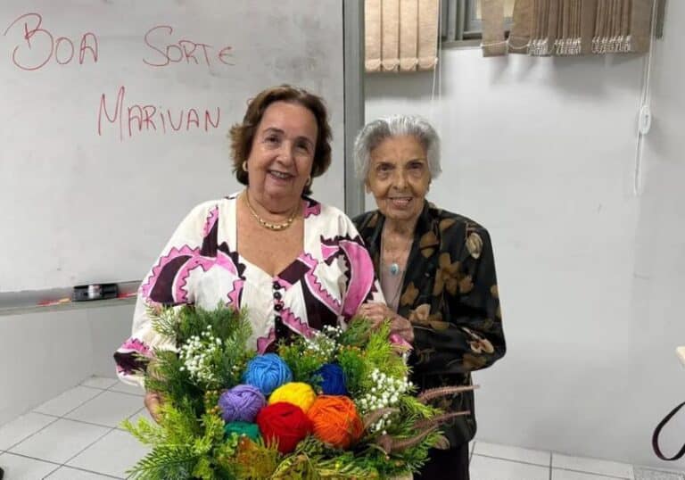 Universidade de Fortaleza emociona ao receber TCC de aluna de 77 anos com a mãe de 98 na plateia, mostrando que nunca é tarde para aprender e realizar sonhos