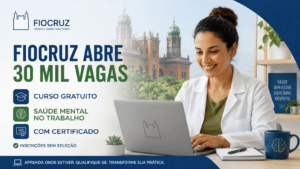 Profissional da saúde usando notebook em ambiente de estudo, em imagem sobre curso gratuito da Fiocruz sobre saúde mental no trabalho com certificado.
