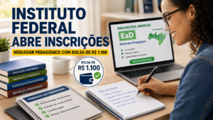 Estudante sorrindo em ambiente de estudo com notebook exibindo inscrição para mediador pedagógico em cursos EaD em Pernambuco.