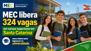 Estudantes sorrindo em frente a uma instituição de ensino superior em Santa Catarina, em imagem sobre 324 vagas liberadas pelo MEC.