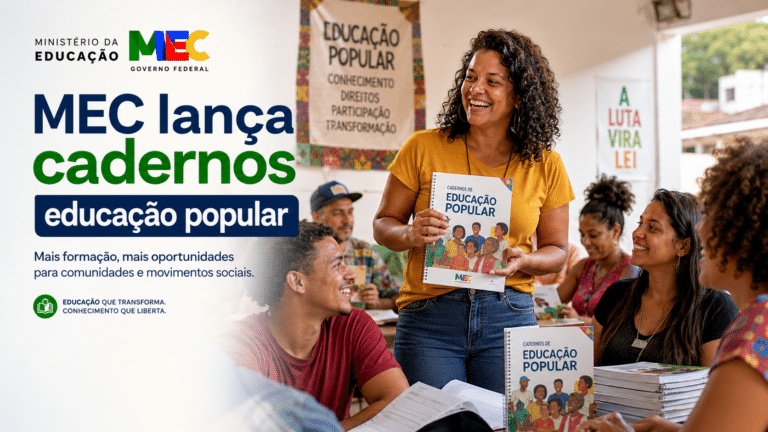 Educadora apresenta cadernos de educação popular para participantes de uma formação comunitária, representando iniciativa do MEC voltada a comunidades e movimentos sociais.