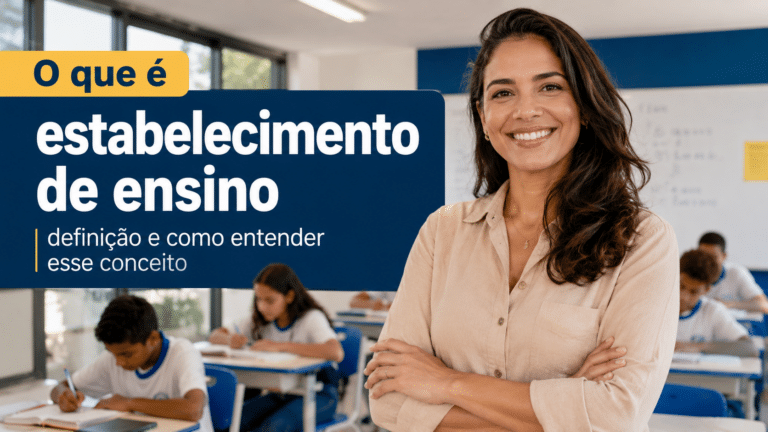 Professora sorrindo em sala de aula com alunos estudando, representando o conceito de estabelecimento de ensino.