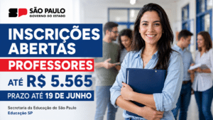 Professora sorrindo em ambiente escolar, com destaque para inscrições abertas em processos seletivos da Secretaria da Educação de São Paulo para contratação de professores.