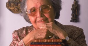 Rachel de Queiroz conquista cadeira na Academia Brasileira de Letras e abre caminho para a inclusão feminina na literatura brasileira